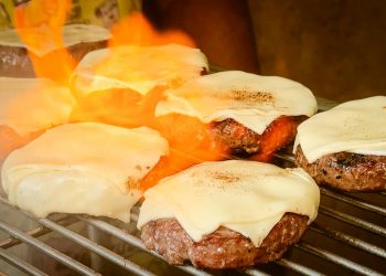 Trabalhadores da Unipão são surpreendidos com hamburgada especial