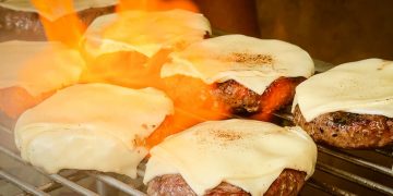 Trabalhadores da Unipão são surpreendidos com hamburgada especial