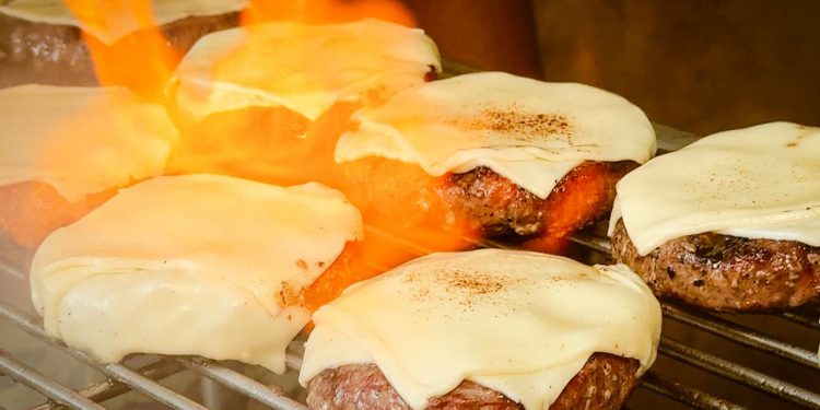 Trabalhadores da Unipão são surpreendidos com hamburgada especial