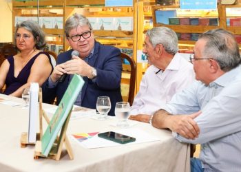 João Azevêdo prestigia “Noite da Literatura Paraibana” e destaca importância do jornal A União na preservação da história da Paraíba