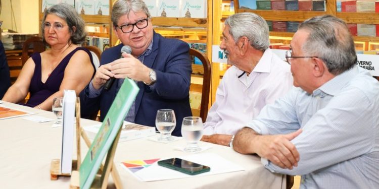 João Azevêdo prestigia “Noite da Literatura Paraibana” e destaca importância do jornal A União na preservação da história da Paraíba