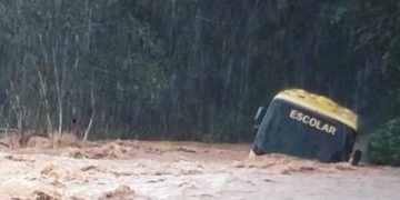 Ônibus escolar com alunos é arrastado pela correnteza em cidade de SC