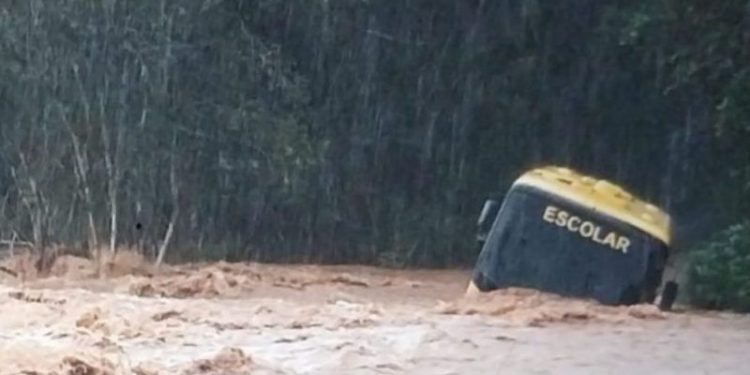 Ônibus escolar com alunos é arrastado pela correnteza em cidade de SC