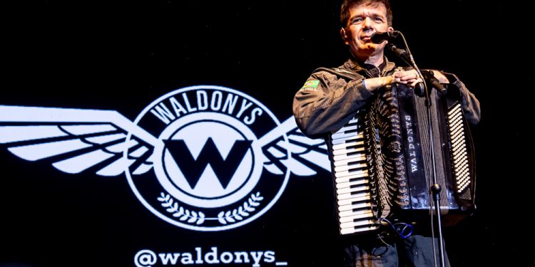 “Causos, Cantos e Poesias” cantor Waldonys faz show nesta quinta (09) no Seis e Meia