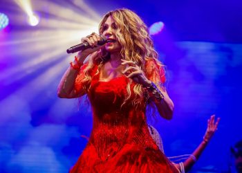 Elba Ramalho critica perda de espaço do forró para DJ Alok e afins: “Assume logo que não é São João, é um festival”