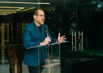 Leilão Lance do Bem, com obras do fotógrafo Toddy Holland, arrecada mais de R$27 mil para as vítimas do Rio Grande do Sul