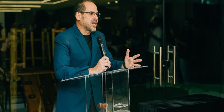Leilão Lance do Bem, com obras do fotógrafo Toddy Holland, arrecada mais de R$27 mil para as vítimas do Rio Grande do Sul