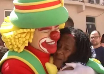 Assista: Após 13 anos, moradores de Paripe em Salvador finalmente encontram os famosos palhaços Patati e Patatá