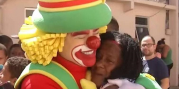 Assista: Após 13 anos, moradores de Paripe em Salvador finalmente encontram os famosos palhaços Patati e Patatá