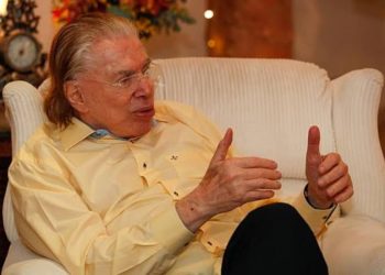 Silvio Santos segue internado em SP e quadro é estável, diz SBT
