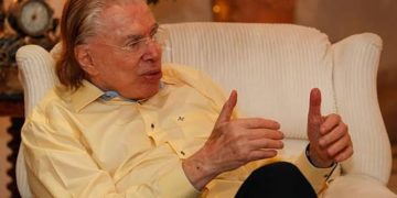Silvio Santos segue internado em SP e quadro é estável, diz SBT
