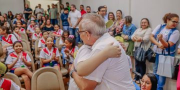 Prefeito entrega certificados aos alunos classificados para etapa nacional de robótica e celebra reconhecimento do ensino municipal