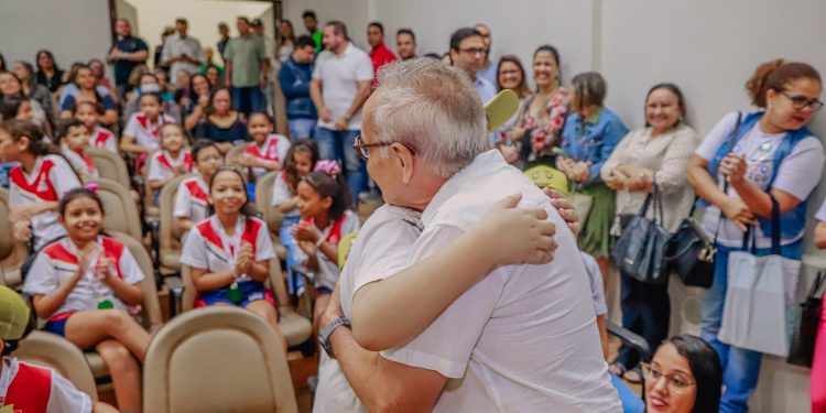 Prefeito entrega certificados aos alunos classificados para etapa nacional de robótica e celebra reconhecimento do ensino municipal