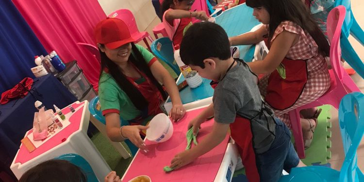 Oficina de Pintura para crianças e comemoração do Dia da Árvore na Ferreira Costa