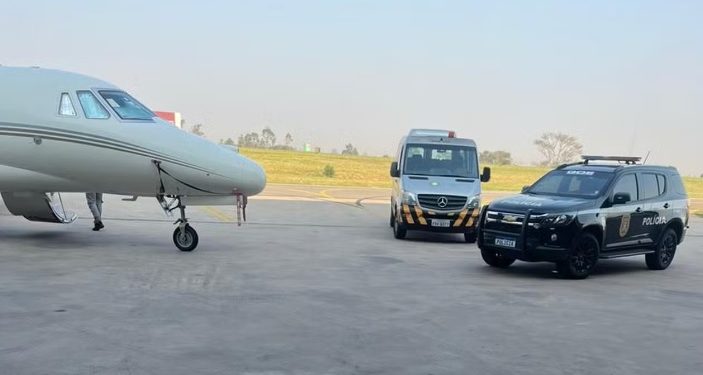 Avião de Gusttavo Lima é apreendido em operação que prendeu Deolane