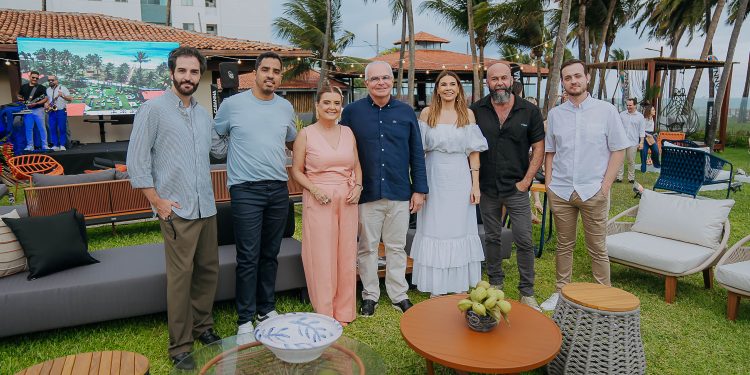 Em sunset especial para convidados, Cabanna lança Coleção Verão 25 com peças exclusivas e participação de designers renomados