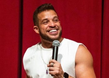 Flávio Andradde leva o show “Aproveite a Festa” ao Teatro Pedra do Reino no sábado (23)