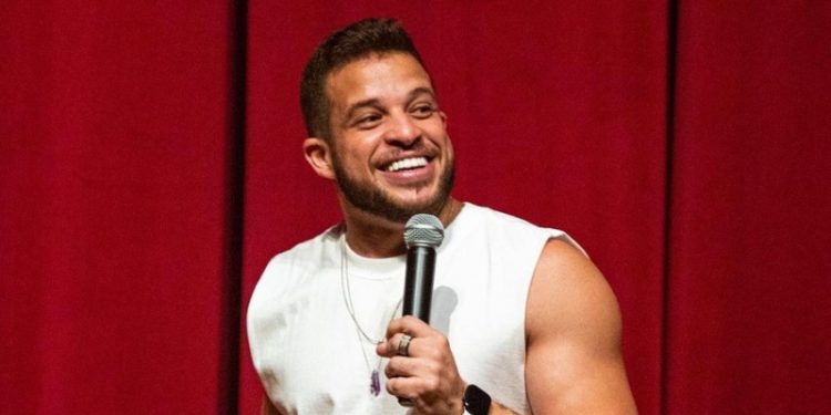 Flávio Andradde leva o show “Aproveite a Festa” ao Teatro Pedra do Reino no sábado (23)