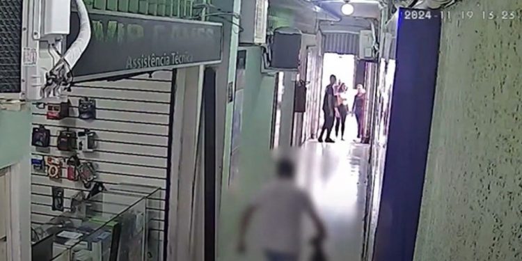 Nem aqui nem na China: Chinês é preso suspeito de maltratar cadela no centro de João Pessoa