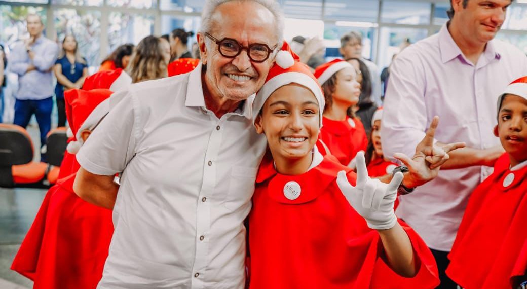 Cícero Lucena prestigia apresentação de coral de libras dos alunos da Rede Municipal de Ensino de João Pessoa