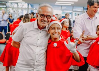 Cícero Lucena prestigia apresentação de coral de libras dos alunos da Rede Municipal de Ensino de João Pessoa