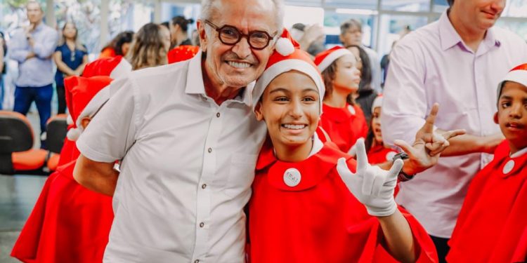 Cícero Lucena prestigia apresentação de coral de libras dos alunos da Rede Municipal de Ensino de João Pessoa