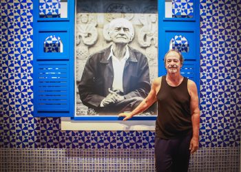 Guel Arraes visita exposição sobre Ariano Suassuna e celebra legado do autor de “O Auto da Compadecida”