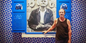 Guel Arraes visita exposição sobre Ariano Suassuna e celebra legado do autor de “O Auto da Compadecida”