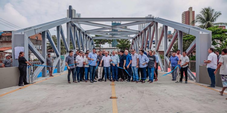 Prefeito Cícero Lucena inaugura ponte e autoriza pavimentação de mais 11 ruas no bairro São José