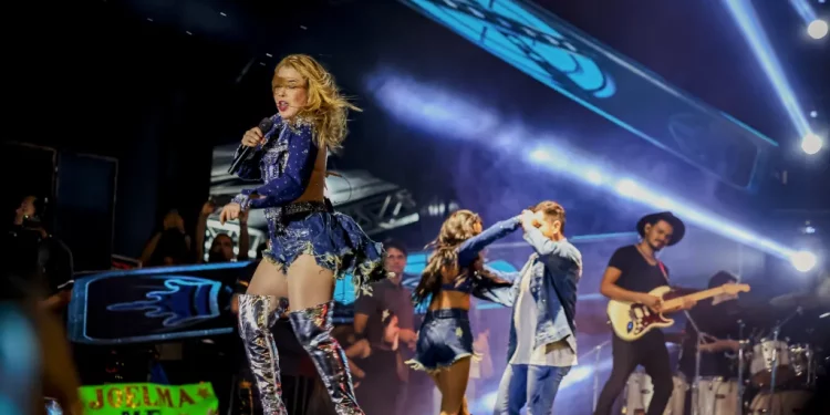 Praia de Tambaú é palco de multidão com show de Joelma no Forró Verão