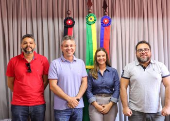 Prefeito André Coutinho concede reajuste de 7% aos professores da rede municipal de Cabedelo