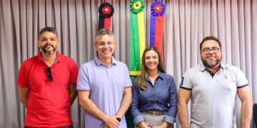 Prefeito André Coutinho concede reajuste de 7% aos professores da rede municipal de Cabedelo