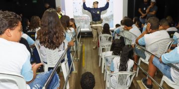 Carreta do Cinema Rodoviário da PRF oferece palestras e exibições de vídeos e filmes relacionados à segurança no trânsito em Cabedelo