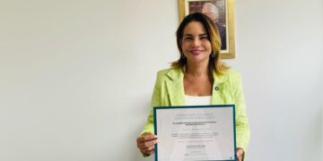 Karla Pimentel recebe Certificado de Excelência em Contas Públicas; veja vídeo