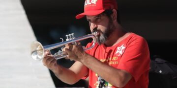 Quem é o trompetista que tocou marcha fúnebre em entrevista de Bolsonaro