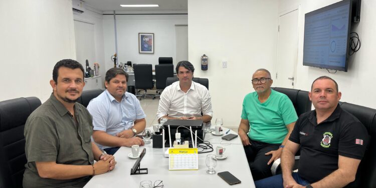 Leo Bezerra recebe relatório da Semob sobre eficiência da flexibilização da faixa exclusiva para o transporte coletivo