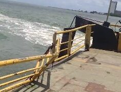 Plataforma de acesso à balsa que faz travessia Cabedelo/Lucena rompe durante viagem