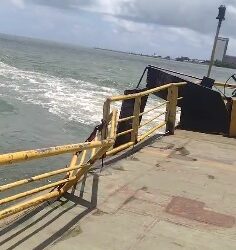 Plataforma de acesso à balsa que faz travessia Cabedelo/Lucena rompe durante viagem