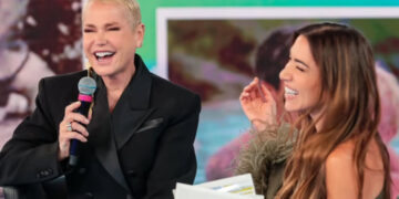 Xuxa recebe homenagem no SBT, mas declaração polêmica rouba a cena