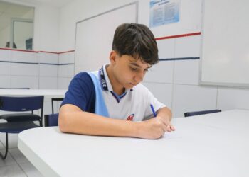 Incentivo à escrita e ao pensamento crítico marca projeto de redação escolar