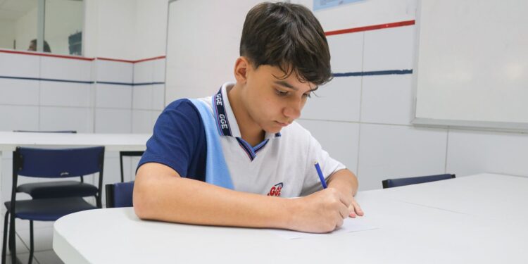 Incentivo à escrita e ao pensamento crítico marca projeto de redação escolar