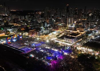 Cícero Lucena celebra noite histórica com multidão em show de Roberto Carlos, coroando momento especial para João Pessoa