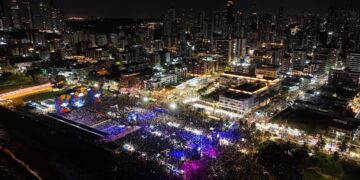 Cícero Lucena celebra noite histórica com multidão em show de Roberto Carlos, coroando momento especial para João Pessoa