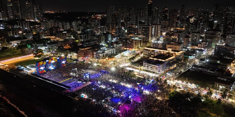 Cícero Lucena celebra noite histórica com multidão em show de Roberto Carlos, coroando momento especial para João Pessoa