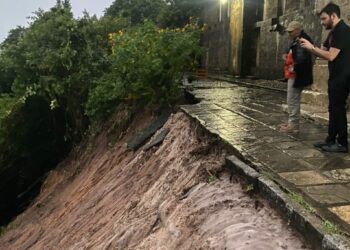 Prefeitura de Lucena isola área após deslizamento próximo à Igreja da Guia