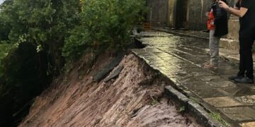 Prefeitura de Lucena isola área após deslizamento próximo à Igreja da Guia