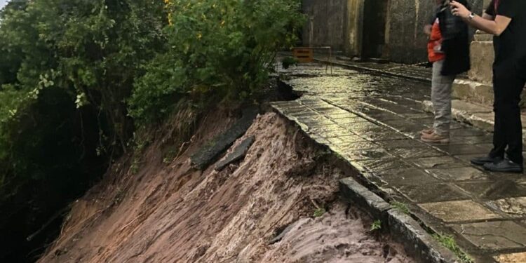 Prefeitura de Lucena isola área após deslizamento próximo à Igreja da Guia