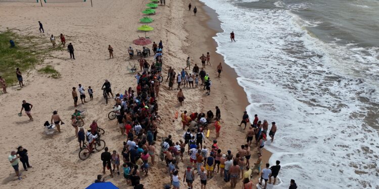 Homem de 23 anos morre afogado na praia de Manaíra, em João Pessoa