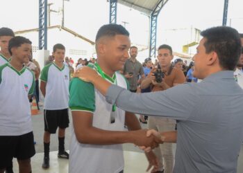 Prefeito Jackson Alvino inaugura quadra poliesportiva no Bairro Popular e reforça investimentos em educação e esporte