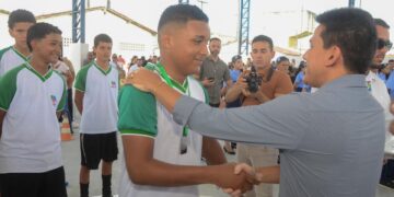 Prefeito Jackson Alvino inaugura quadra poliesportiva no Bairro Popular e reforça investimentos em educação e esporte